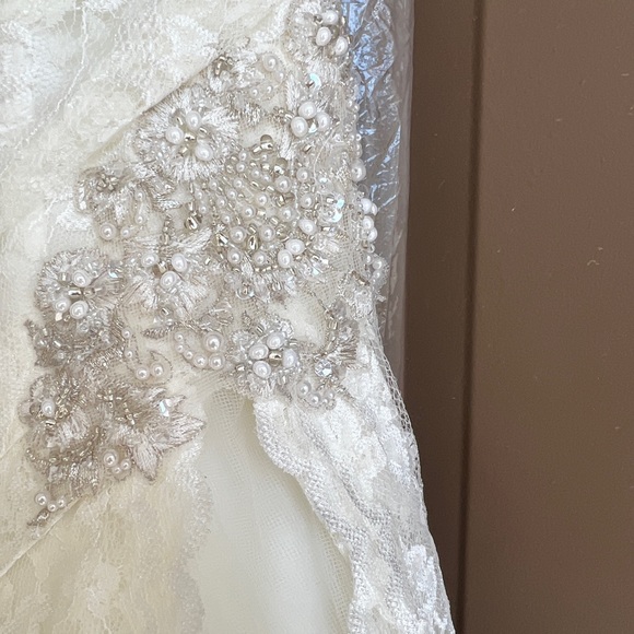 Ivory Wedding Dress Never Worn Perfect condition Size 0 Petite Lace & Train OTNW - Picture 5 of 12